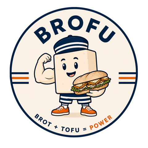 BROFU Logo: Tofu-Maskottchen mit Matrosenmütze im runden Badge, Brot + Tofu = Power